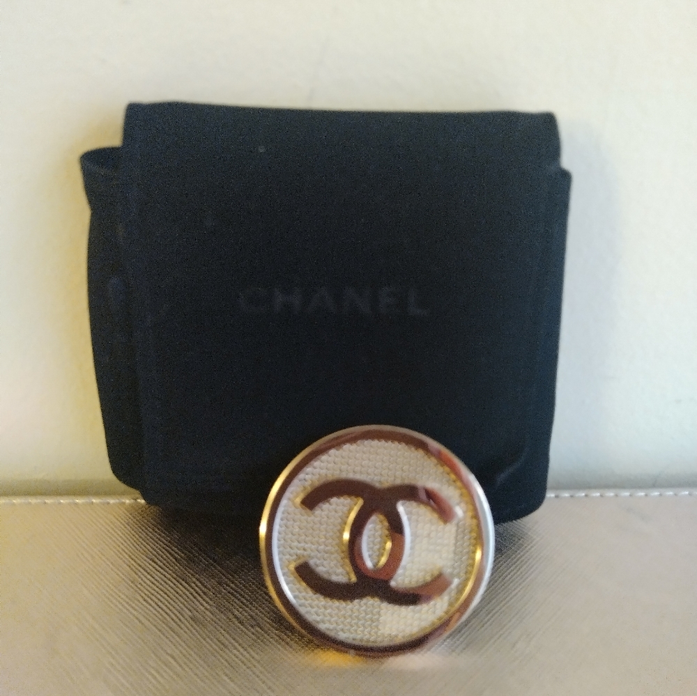 Chanel mesh pin